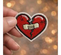 Générique Patch Thermocollant Coeur Brisé Rouge avec Pansement - Écusson Brodé à Poser au Fer à Repasser - Idéal pour Réparation Textile, Customisation Vêtements, Jeans, Vestes et Sacs - 4,7 x 4,2 cm