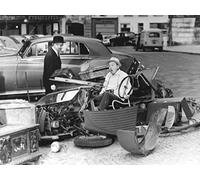 Générique Photo de Louis de Funes et Bourvil dans le corniaud en 1964 - l'accident de 2CV (50x70cm)