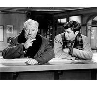 Générique Photo noir et blanc de Jean Gabin et Jean Paul Belmondo au comptoir dans le film Un Singe en Hiver (40x50 cm)