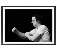 Générique Tableau Coluche - Bras d'honneur 70 x 50 cm avec cadre en bois noir inclus - Affiche décoration Vintage noir et blanc
