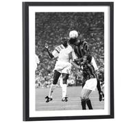 Générique Tableau Olympique de Marseille - Basile Boli 30 x 40 cm avec cadre en bois noir inclus - Affiche football noir et blanc