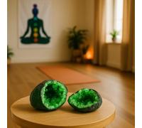 Géode naturelle avec cristaux verts diamètre 6/8 cm - pierre marocaine avec coquille foncée, parfaite pour décoration spirituelle, méditation et décor ethnique 2805251308