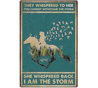 Geuuki - Plaque vintage en métal - Motif cheval et forêt avec inscription « They Whispered To Her You Cannot Withstand The Storm Woman » - Décoration murale rétro pour maison, hôtel, cafés - 15,2 x