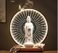 GEZHUCAO Ensemble D'autel avec Statue De Guanyin en Céramique avec Lumière LED Et Porte-encens Autel Personnel pour Temple Domestique pour Offrandes, Dévotion Et Décoration De Méditation(Orange)