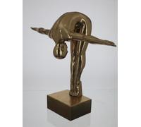 GILDE Sculpture Cliffhanger en résine dorée métallique 46 cm de Haut, 56 cm de Large, 17 cm de Profondeur