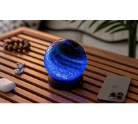 Gingko Stellar Ocean AstraGlass Lampe avec verre peint à la main et base en bois de noyer massif