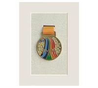 GIUPLOKID Grand Cadre d'affichage de la médaille, Boîte d'ombre de médaille en Bois Massif Profond 3D Multicolore Plusieurs Tailles(Wood Color,7 inches (1 Medal))