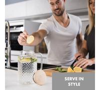GLASWERK Carafe en verre - Carafe à eau avec couvercle en bois de chêne élégant - Carafe en verre borosilicate solide - Carafe à eau avec passoire dans le bec verseur - 1,5 L