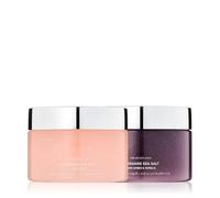 Gommage corporel parfumé luxueux, enrichi au sel marin de Guérinde, 450 g - Un parfum longue durée de rose corail et de vanille ambrée profonde, exfoliant en douceur pour une peau douce et lisse.