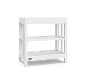 Graco Teddi Table à langer avec matelas à langer résistant à l'eau (blanc) - Certifié GREENGUARD Gold, comprend un matelas à langer résistant à l'eau avec sangle de sécurité, 2 étagères, facile à