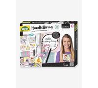 Lena 42335 - Handlettering Set Grand, Set de Peinture avec carnet à Anneaux illustré, 4 pochoirs de Lettres, 4 Crayons, 4 Feuilles d'autocollants et 4 Cartes Pliables, pour Enfants à partir de 8 Ans