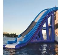 Grand toboggan gonflable avec angle incurvé et filet de sécurité, convient pour les parcs aquatiques