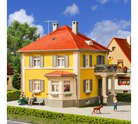 Grande maison à étage avec balcon et porche d'entrée - KIBRI 38178 - HO 1/87