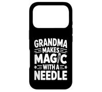 Grandma Makes Magic with A Needle Couture Humour Coque pour iPhone 17 Pro
