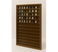 GRECA Vitrine de collection pour dés à coudre. Capacité : 168 dés à coudre. Dimensions (largeur x profondeur x hauteur) : 50 x 5 x 70 cm. Finition vernis chêne.