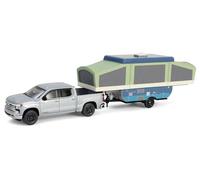 Greenlight Collectibles 32320-D Série d'attelage et de remorquage Modèle moulé sous pression à l'échelle 32-1:64 - Chevrolet Silverado High Country 2024 - Gris sterling métallisé avec camping-car