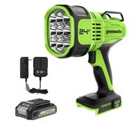 Greenworks Phare à main LED 24 V avec portée de 765 m, lampe de travail sans fil 3000 lumens avec batterie de 2 Ah et chargeur