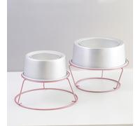 Grille métallique conçue pour refroidir les gâteaux cuits dans des moules de 15,2 cm et 20,3 cm, offrant une circulation d'air élevée pour maintenir la fraîcheur et la texture après la cuisson