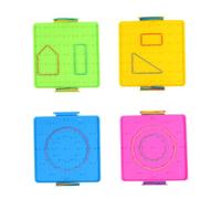 GRIRIW Lot de 4 Plaques à Clous Double Face en Plastique 16-17,5 Cm, Planches Géométriques Colorées pour Apprentissage Mathématiques École Primaire, Outils Éducatifs Couleur Aléatoire