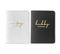 GroomBrideGifts Portefeuille pour Passeport Hubby and Wifey, Cadeaux de Mariage pour Couples 2025, étui de Passeport pour Voyage, Lune de Miel, Essentiel de Voyage pour Une Femme et Un Mari, 12,7 x