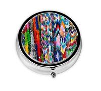 Grues en papier origami multicolores. Cette petite boîte à pilules de voyage ronde à trois compartiments est parfaite pour stocker des médicaments quotidiens, des vitamines et en déplacement.