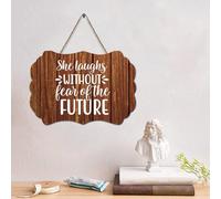 Guangpat Plaque en bois avec verset de la Bible « She Laughs Without Fear Of The Future » - Décoration murale rustique familiale - Citation religieuse pour la maison, la cuisine, la salle de bain, le