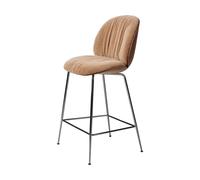 GUBI Tabouret de bar 65 cm Beetle Soft. dossier avant recouvert Tabouret Belsuede Dedar 132. noyer laqué-dossier noir. chrome