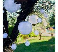 Guirlande Solaire Lampions Ronds Chinois - 3m - 16 LED Blanc Pur - 16 Abats-Jours Blancs - Animée 2 Fonctions - Câble Argent Transparent - Usage Extérieur - Blachère Illumination