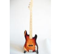 Guitare basse miniature relic de Sting The P*lice