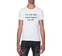 GUNMANTOR Je Ne suis Pas comme La Plupart des Adolescents. J'Ai 47 Ans. T-Shirt Blanc Homme Manches Courtes Col Rond
