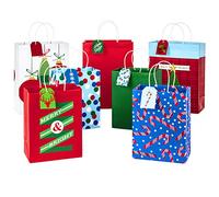 Hallmark Lot de 7 sacs cadeaux de Noël assortis avec étiquettes cadeaux Mix-n-Match, traditionnels (lot de 7 : 3 grands 33 cm, 4 sacs cadeaux moyens 22,9 cm, 7 étiquettes cadeau)