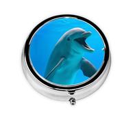 Happy Dolphin Cette petite boîte à pilules ronde imprimée est un organisateur portable de pilules et de vitamines, parfait pour les poches, les sacs à main et les voyages.