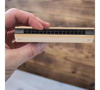 Harmonica en bois 16 trous pour enfants encourageant l'expression musicale par un jeu simple contrôlé par la respiration