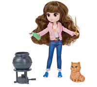 Wizarding World HARRY POTTER - COFFRET POUPÉE 20 CM + ACCESSOIRES HERMIONE GRANGER - Poupée figurine Articulée Hermione Granger 20 cm - 2 Tenues Et 5 Accessoires - 6061849 - Jouet Enfant 5 ans et +