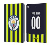 Head Case Designs sous Licence Officielle Manchester City Man City FC Coutume Personnalisé Away Kit De Badges 2024/25 Étui Portefeuille en Cuir Compatible avec Apple iPad 10.2 2019/2020/2021