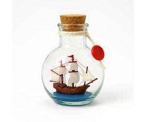 Heiko Blume Bateau en verre - Mini « bateau dans la bouteille » dans une bouteille ronde en verre avec bouchon et cordon - Décoration maritime - Hauteur : 10 cm - Diamètre : 7,5 cm - Idée cadeau pour