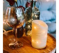 hellum 525120 Bougie LED en cire avec guirlande lumineuse, Ø 10 cm x 15 cm de haut, bougies LED avec flamme vacillante, bougies avec piles (3 x AAA non incluses), éclairage de Noël, décoration