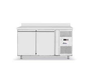 HENDI Table réfrigérée Arktic 2 portes avec 2 étagères réglables pour GN 1/1, -2/8°C, 280 L, dégivrage automatique, affichage digital, 230V/250W, 1360x700x(H) 850 mm, acier inoxydable