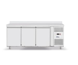 HENDI Table réfrigérée Arktic 3 portes avec 3 étagères réglables pour GN 1/1, -2/8°C, 420 L, dégivrage automatique, affichage digital, 230V/400W, 1795x700x(H) 850 mm, acier inoxydable