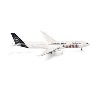 Herpa Maquette Avion Lufthansa Airbus A330-300 Fanhansa - Diversity Wins - D-AIKQ, echelle 1/200, Model, pièce de Collection, d'avion Con Support, Figurine Plastique
