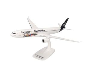 Herpa Maquette Avion Lufthansa Airbus A330-300 Fanhansa - Diversity Wins - D-AIKQ, echelle 1/200, Snap-fit Model, pièce de Collection, d'avion avec Support, Figurine Plastique