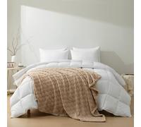 HIG Couette 4 Saisons 240×220 cm avec Plaid en Flanelle Polaire 150×200 cm - Ensemble Couette Matelassée Blanche, Garnissage Microfibre 300 g/m², Plaid Canapé Beige Foncé, Certifié Oeko-TEX