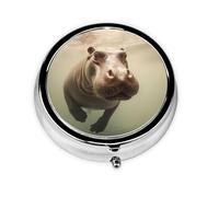 Hippo Cette petite boîte à pilules de voyage ronde à trois compartiments est parfaite pour stocker des médicaments quotidiens, des vitamines et en déplacement.