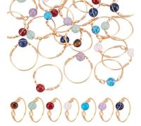 HOBBIESAY Lot de 28 bagues en pierre précieuse de 18,1 mm - 7 styles - Bague en cristal irrégulier enveloppé de fil doré - Bague en cristal de chakra - Cristaux bruts colorés - Pour femme - Pour la