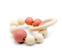 Hochet bracelet de perles de bois Rose avec anneau aPunt Barcelona®