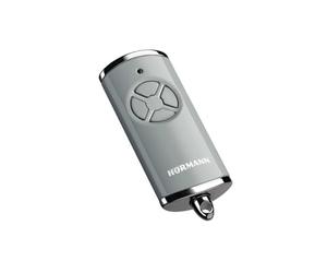 Hörmann Émetteur manuel HSE 4 BS (fréquence 868 MHz, gris classique brillant, motorisation de porte de garage avec capuchons chromés, piles, dimensions 28 x 70 x 14 mm, porte-clés inclus) 4511577