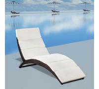 Holamys Chaise longue de jardin pliante en rotin synthétique marron avec coussin blanc crème, idéale pour se détendre sur la terrasse, résistante aux UV et durable, design résistant aux intempéries