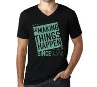 Homme Tee-Shirt Col V Faire Bouger Les Choses Depuis 1975 - Making Things Happen Since 1975 - 49 Ans T-Shirt Graphique Idée Cadeau 49e Anniversaire Vintage Année 1975 Nouveauté