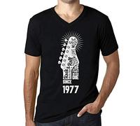 Homme Tee-Shirt Col V - Live Fast, Never Die Guitar and Rock & Roll Since 1977 - 49 Ans T-Shirt Graphique Idée Cadeau 49e Anniversaire Vintage Année 1977 Nouveauté Noir Profond S