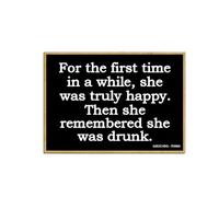 Honey Dew Gifts, 754964 Aimant de réfrigérateur décoratif en bois avec inscription « She was Truly Happy Then She Remembered She was Drunk » - 6,3 x 8,9 cm